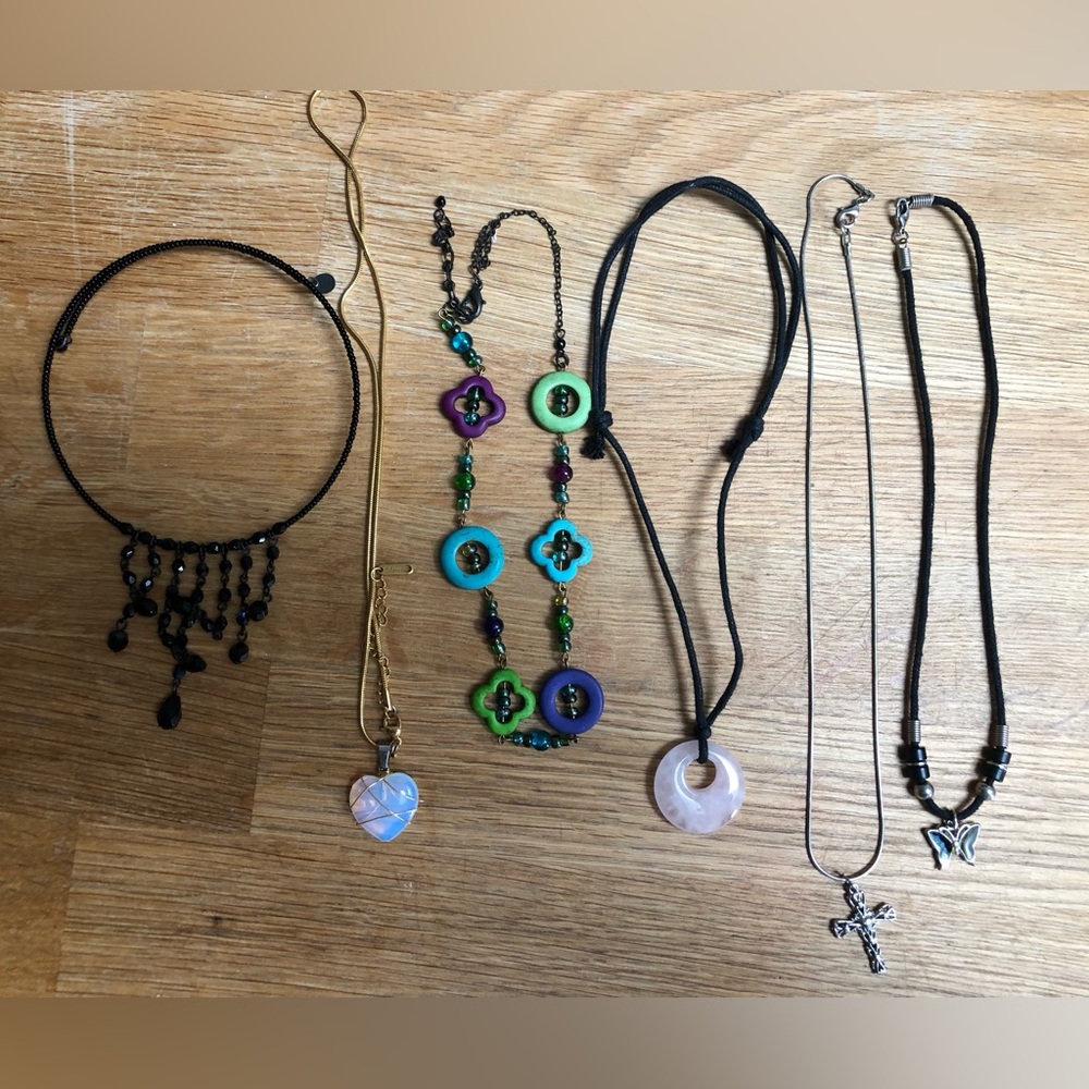 6 90s/Y2K necklaces